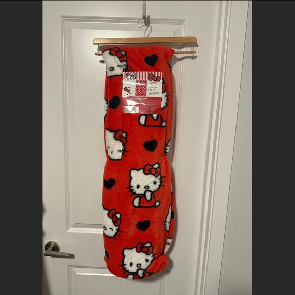 Sanrio Hello Kitty Red & Black Hearts Ultra Fine Faux Fur Throw Blanket NWT